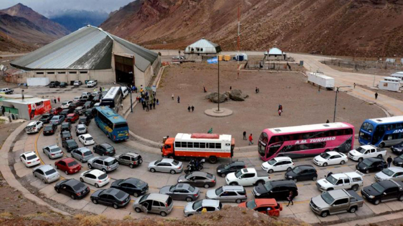 Turismo en caida: crecen las salidas al exterior y se derrumba la llegada de extranjeros a Mendoza